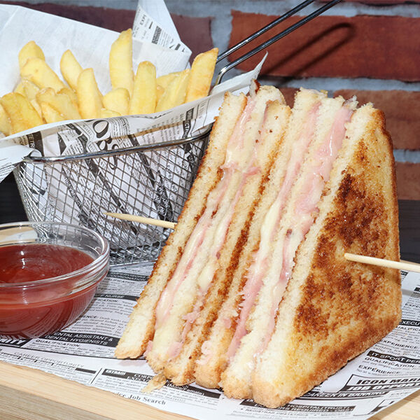 #SWMixto
Nuestro Sandwich Mixto de tres pisos con doble jamón y queso.