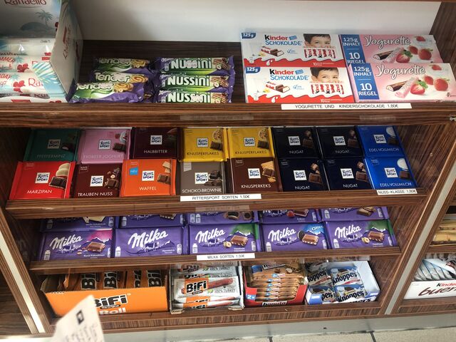 Reichlich Kaugummi und Süßigkeit.