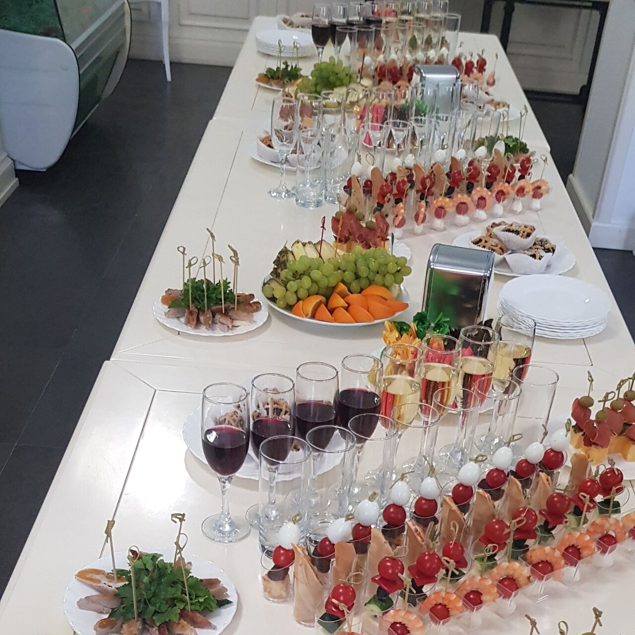 Праздничные фуршеты, кофе-брейки.Наличие свободных дат узнавайте по тел.: 0994418591