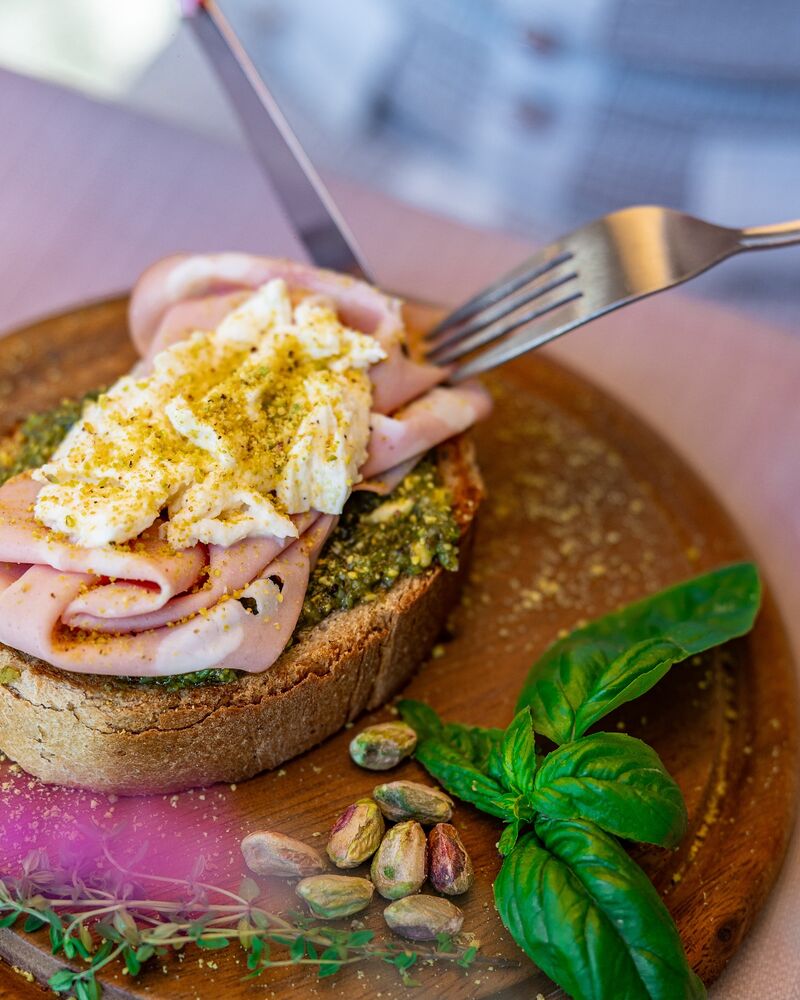 Bruschetta sa mortadellom, pistachiom i mozzarellom
