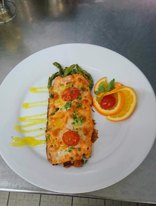 Gratinlachs auf Spargel 
