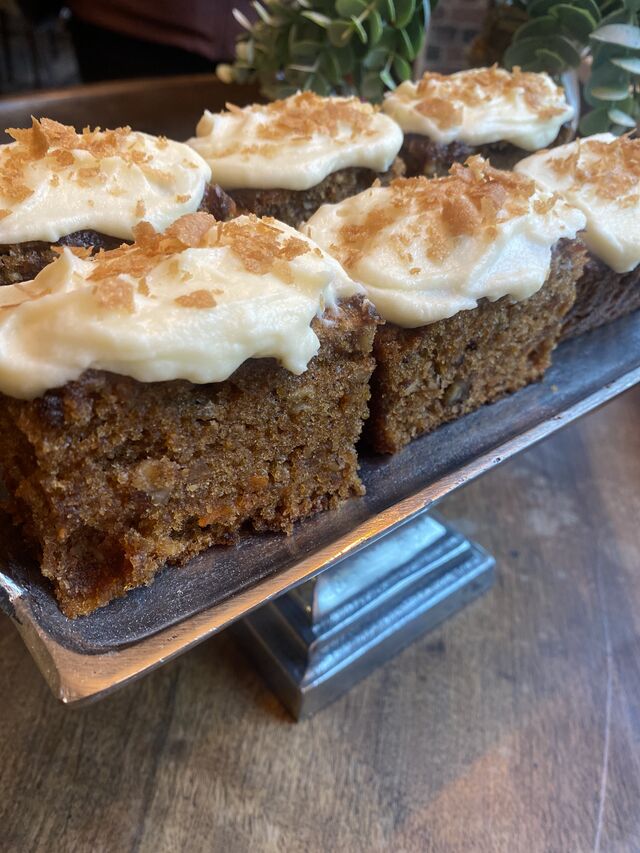 Notre best seller : le Carrot Cake aux noisette et son glaçage au cream cheese vanille
