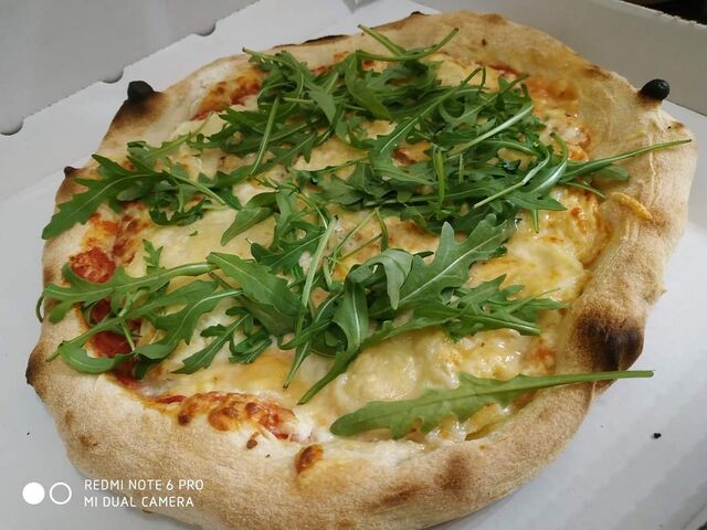 4 fromages 11€sauce tomate / mozzarella / chèvre / gorgonzola / emmental / roquette 