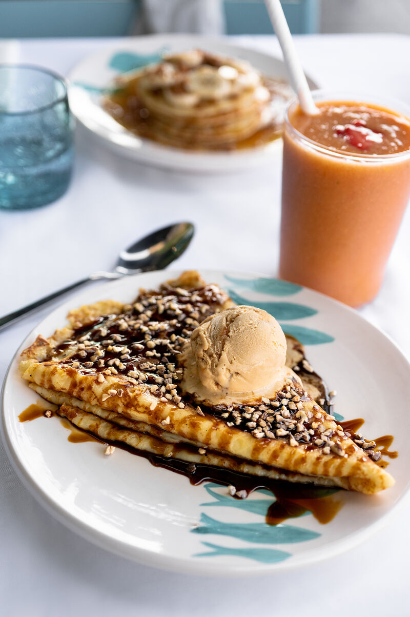 Nous sommes fières de compter parmi les rares qui font encore la vraie crêpe maison avec des produits de qualité. 