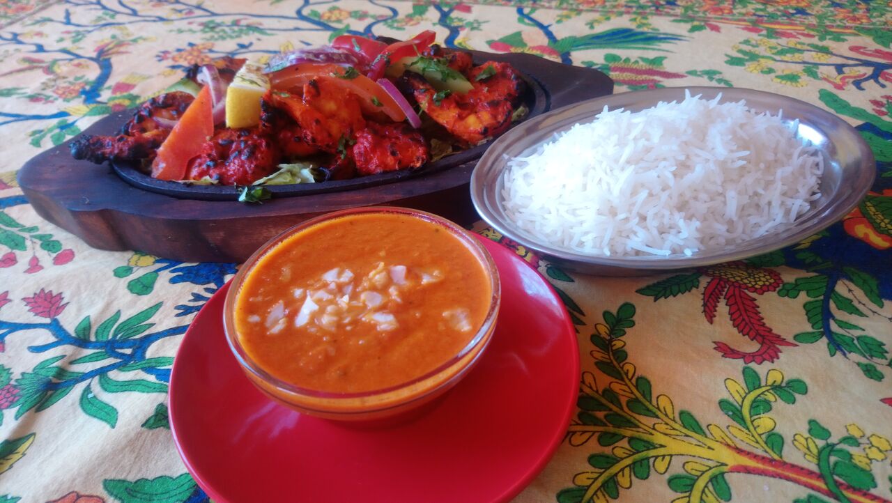 Tandoori chicken tikka - pierś kurczaka grillowana w czerwonej paście curry. W zestawie z ryżem i sosem pomidorowo maslanym-29 z