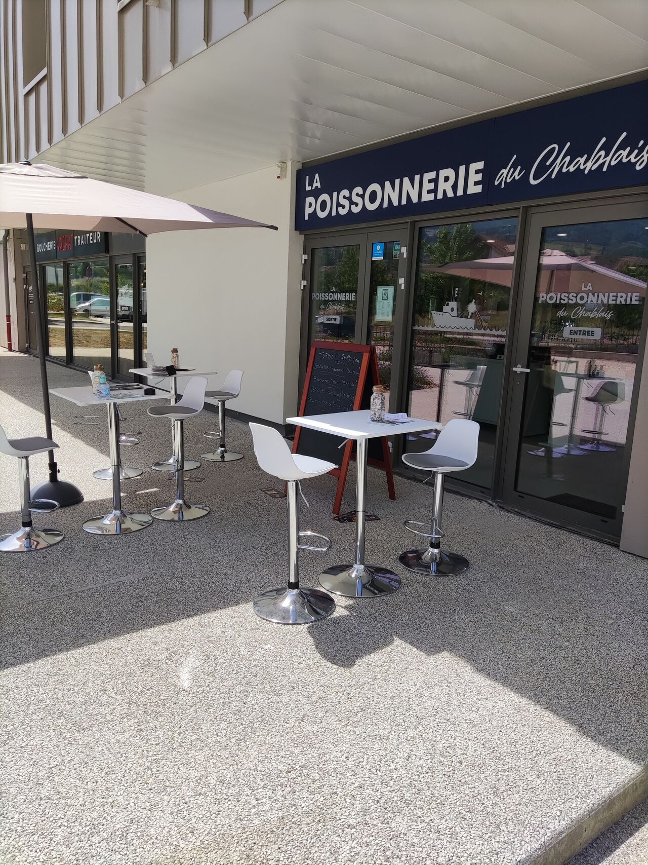 Terrasse pour partager un bon moment autour d'un plateau d'huîtres ou de fruit de mer accompagné de son verre de vin blanc