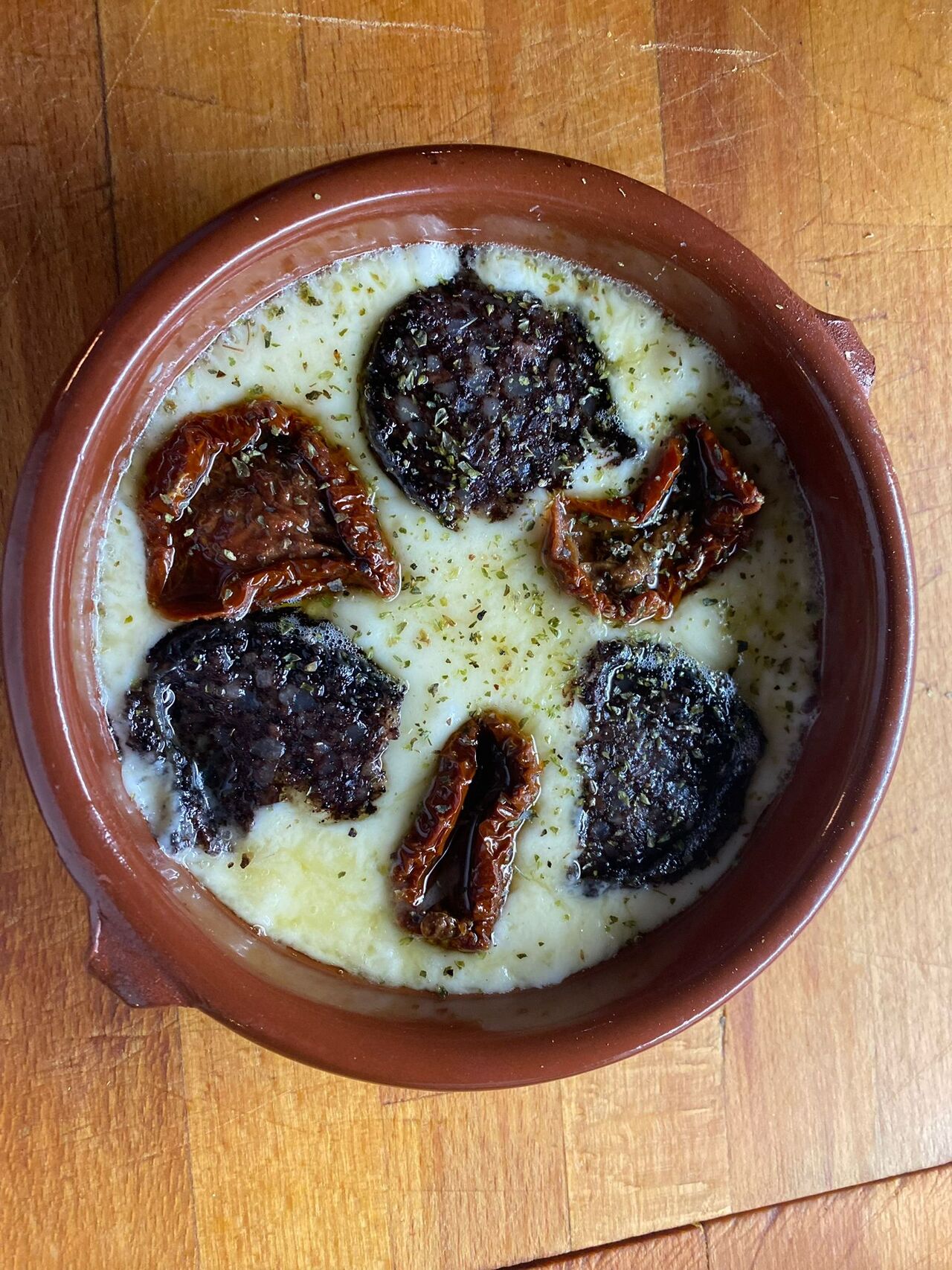 Provolone amb butifarra negra i tomàquet confitat