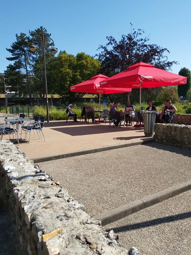 Notre terrasse ensoleillée vous accueille pour les beaux jours