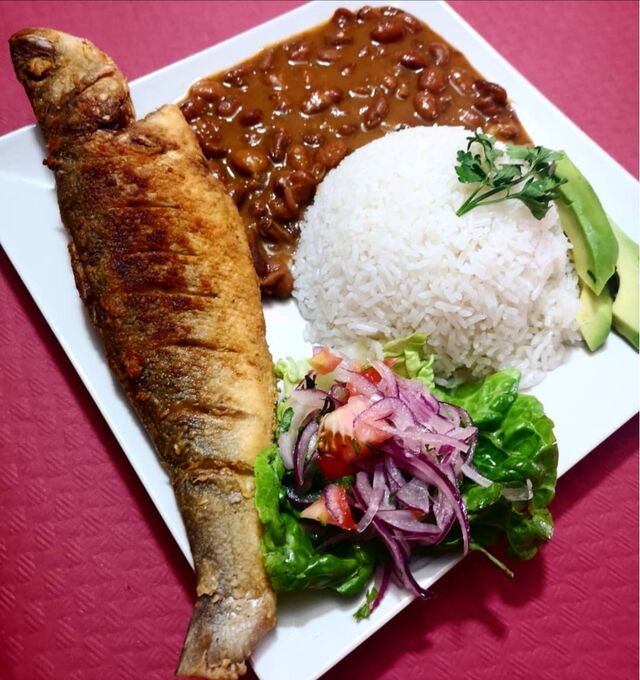 Pescado con menestra 