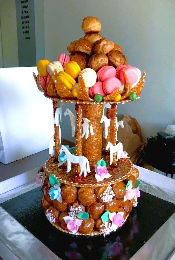 Pièce montée carrousel de 60 choux pour 20 personnes