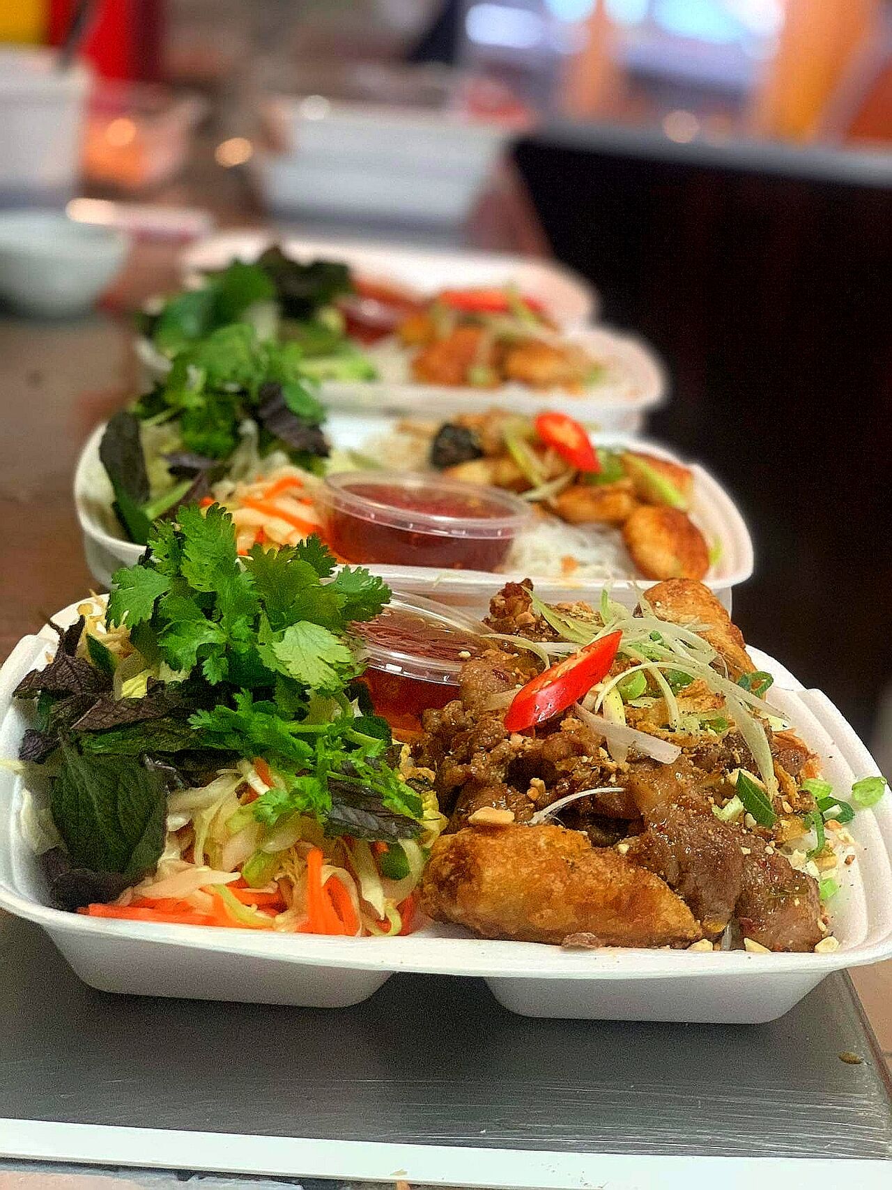 A13 Bun Cha ( Reisnudel mit Frühlingsrolle und Schweinefleisch, verschiedene Kräutern und Salat) dazu Fisch Soße. 