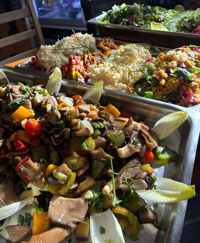 Ein liebevoll angerichtetes Buffet voller Farben, Aromen und Frische