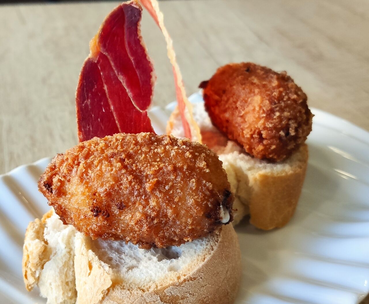 Croquetas de jamón ibérico con crujiente de serrano.