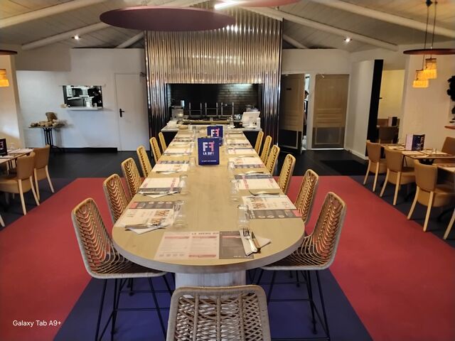 Table Haute 600 (16 personnes maximum)