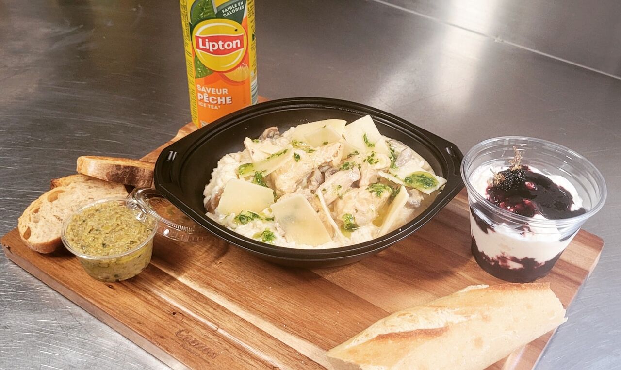 Risotto de poulet et champignons, pétales de parmesan et faisselles a la confitures de mûres sauvages maison 