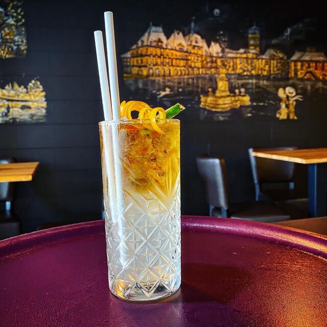 Dark N’ Stormy :
Un superbe cocktail à base de Citron Vert, Ginger Ale et Rhum Noir.