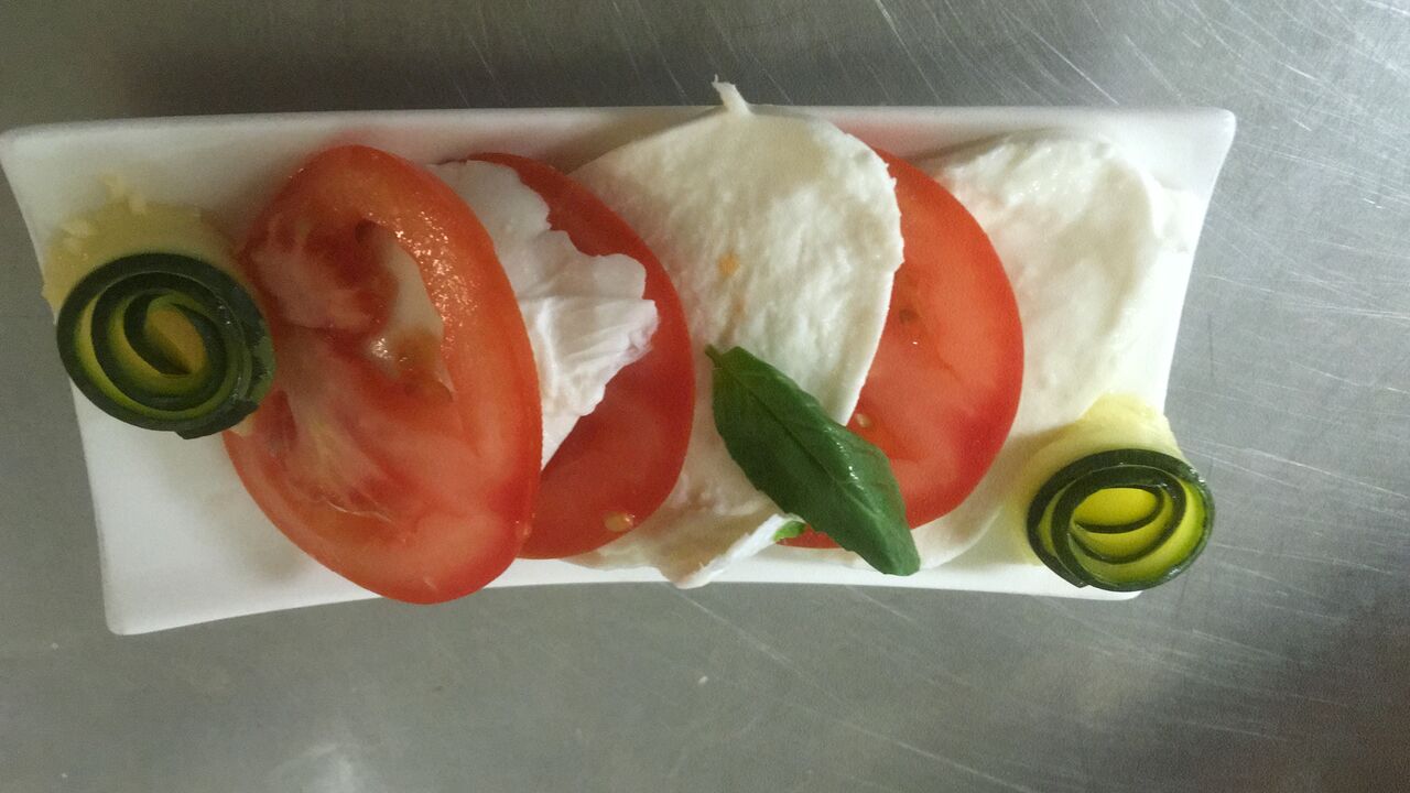 Walking dinner/Buffelmozzarella met tomaat en basilicumpesto