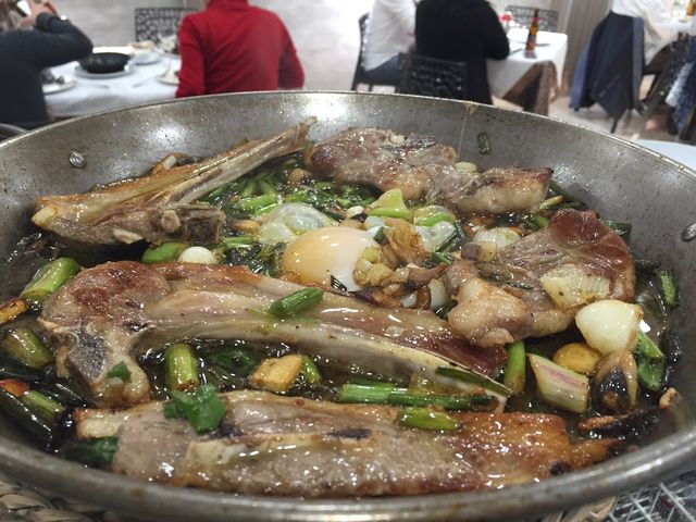 Chuletas de Cordero con Ajos Tiernos