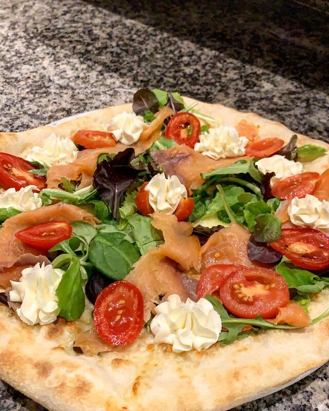 Pizza Spéciale Saumon, Mozzarella, Philadelphia, Salade & Tomate Fraîche