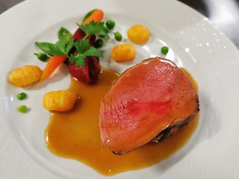 Quasi de veau basse température, variations petits pois carottes, jus de veau