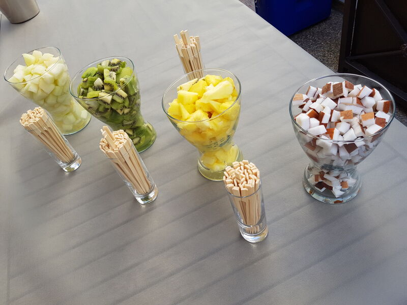 Fruits coupés en brochette