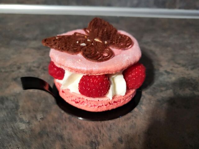 Macaron individuel service à l'assiette framboise /chocolat blanc