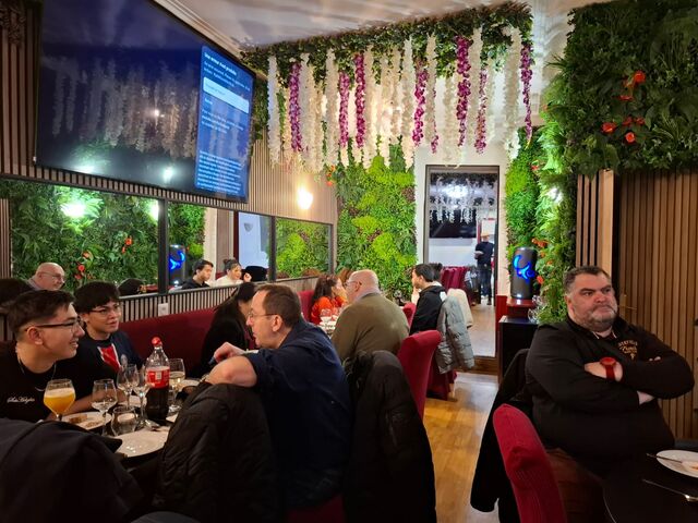 Il y a encore de la Place venez