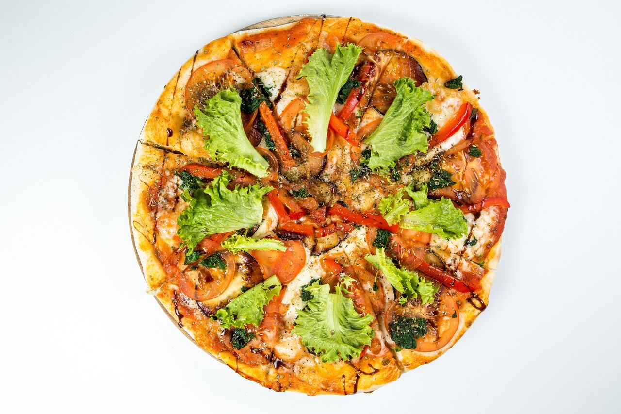 Піца Вегетаріанська ( перець болгарський, баклажан, шпінат, мікс салату, сир моцарелла).