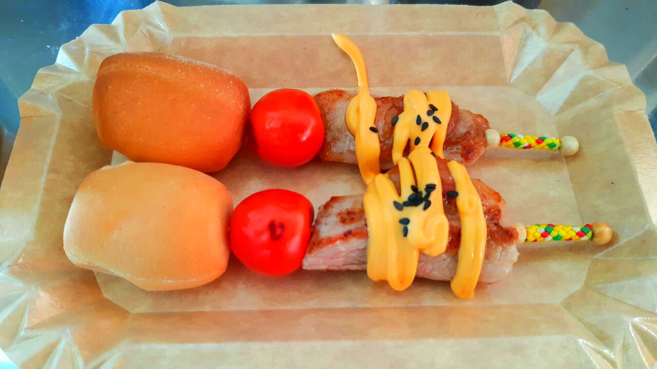 Brocheta de secreto ibérico con cherry, salsa de queso cheddar y panecillos tiernos 