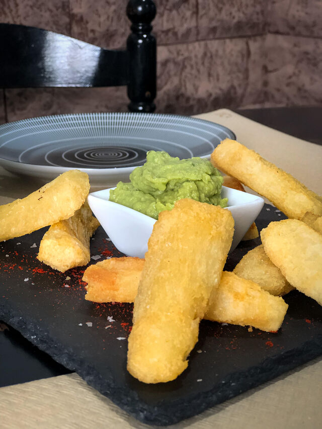 PALITOS DE YUCA FRITA CON GUACAMOLE 