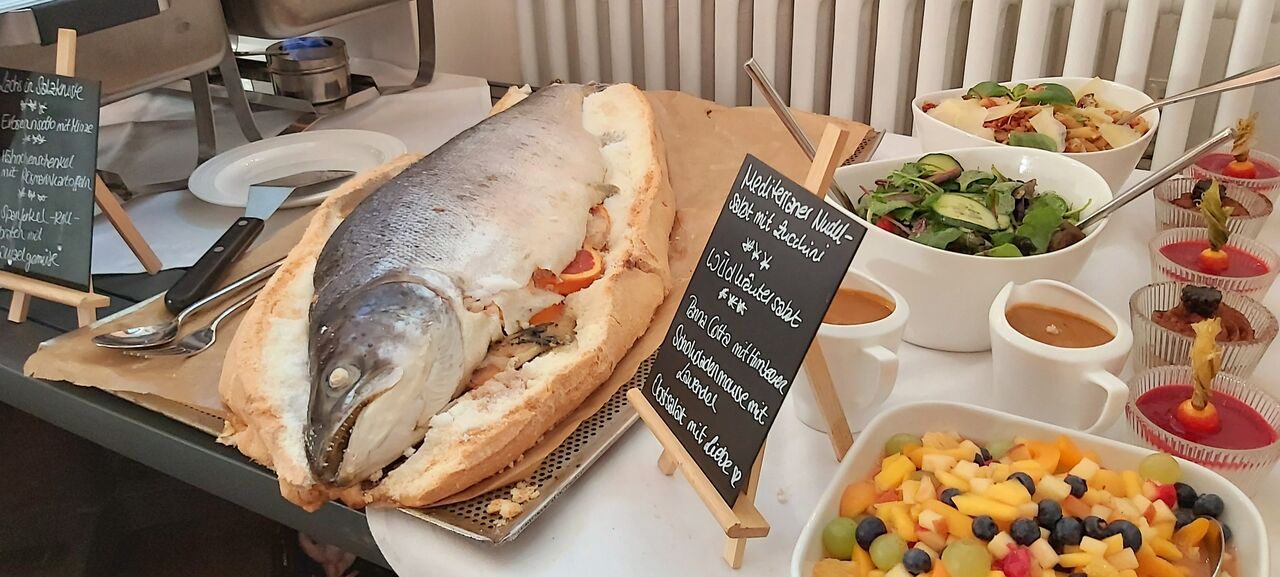 hier z.B. der Hingucker des Abends
Lachs gebacken in der Salzkruste.
Wird vor Ihren Augen geöffent und von Marcus serviert 