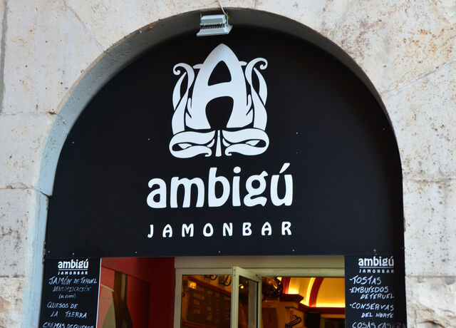 Situado en una de las plazas más representativas de Teruel, la plaza de San Juan, plaza peatonal donde disfrutar de tranquilidad