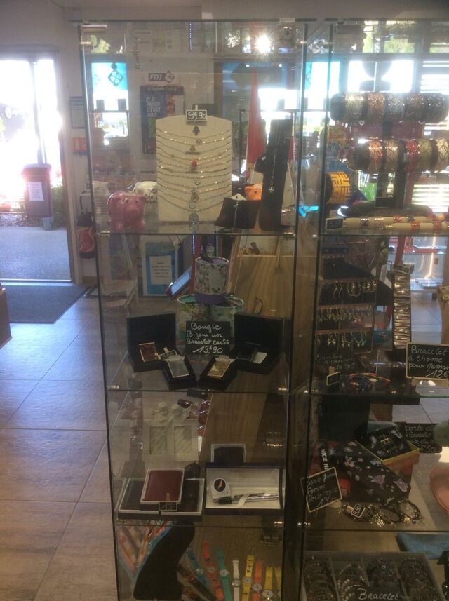 Du choix , des bijoux , de la maroquinerie , des zippos ...