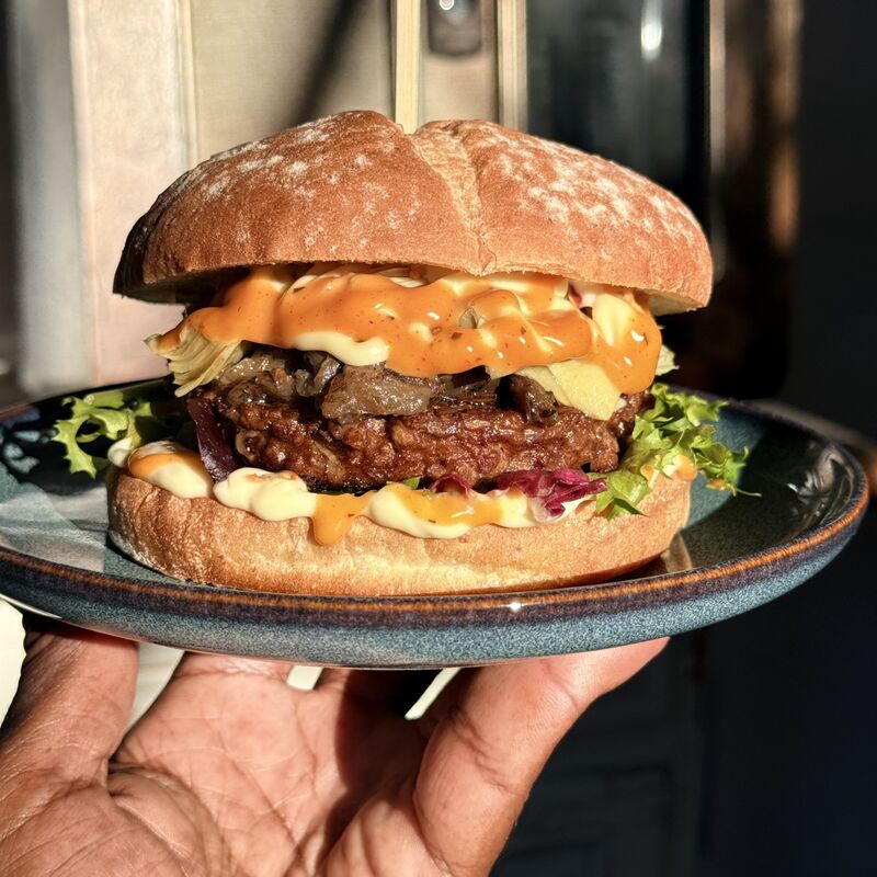 Hamburguesa vegana de soja con berenjena y alcachofa en Eddy's Street Food Guardamar