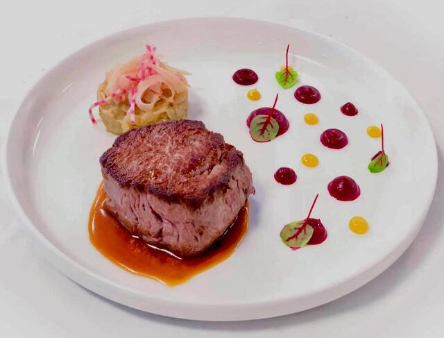Filet de bœuf poêlé jus au citron fenouil confit et ketchup de betterave