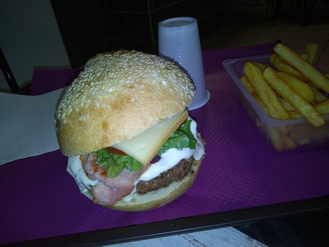 Hamburger steak 150g oignons rouge 'salade' tomate'sauce blanche maison 'bacon