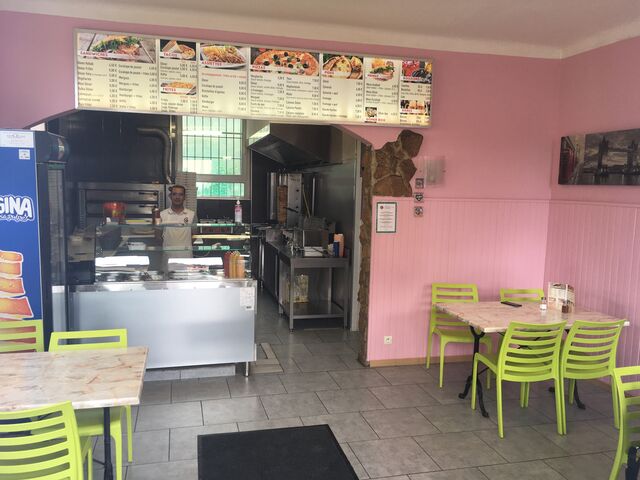 Notre salle ainsi que la cuisine.