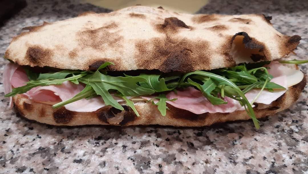 PANUOZZO SCAMORZA JAMBON CUIT ET ROQUETTE 