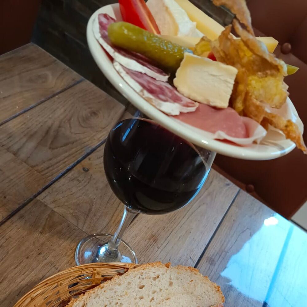 L'épicurien (verre de Beaujolais et son assiette fromage charcuterie)