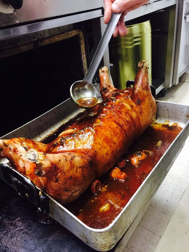 cochon de lait rôti et farci