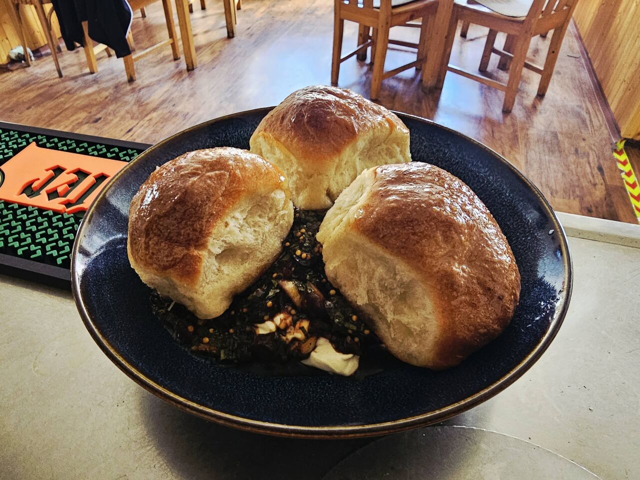 Pohádkové menu - Honzovy buchty plněné bůčkem, dip z creme friache, salsa z petrželky