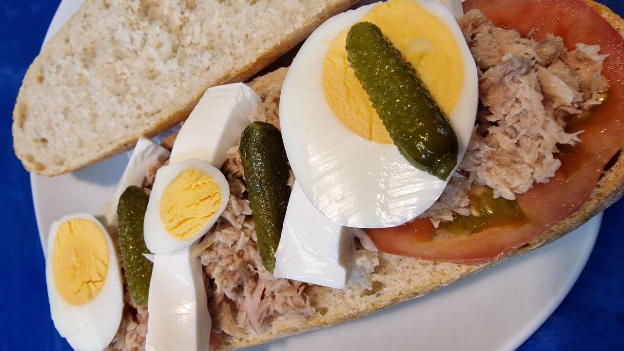 Bocata de atun,queso tierno,huevo duro,pepinillos