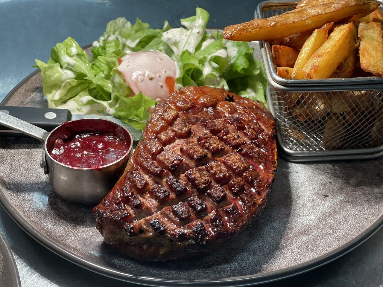 Magret de canard, sauce framboise et frites maison