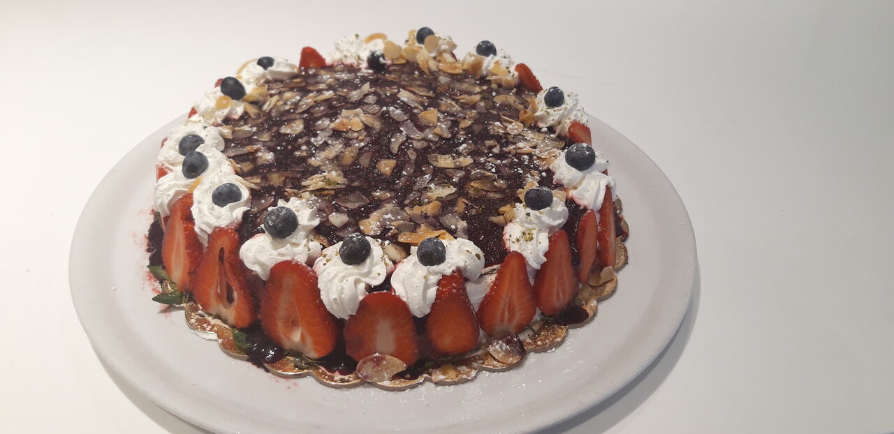 Torte mit Waldfrüchten und Erdbeeren