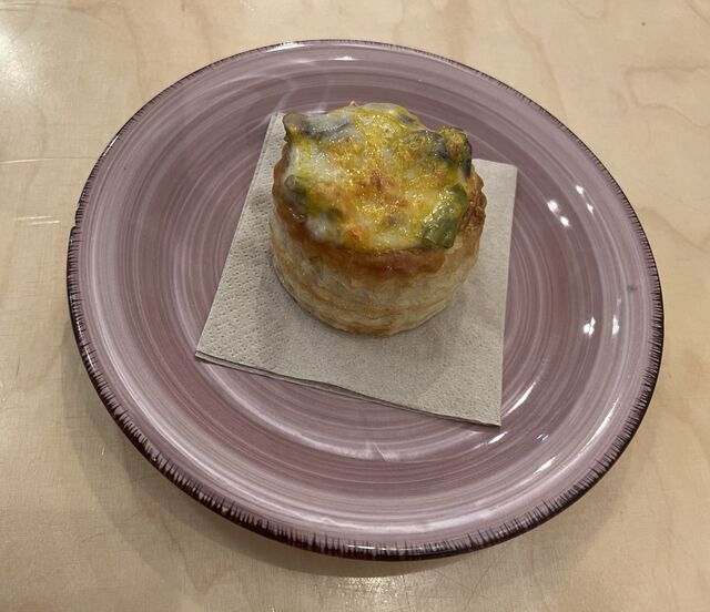 Cestita rellena de espárragos trigueros y champiñones.