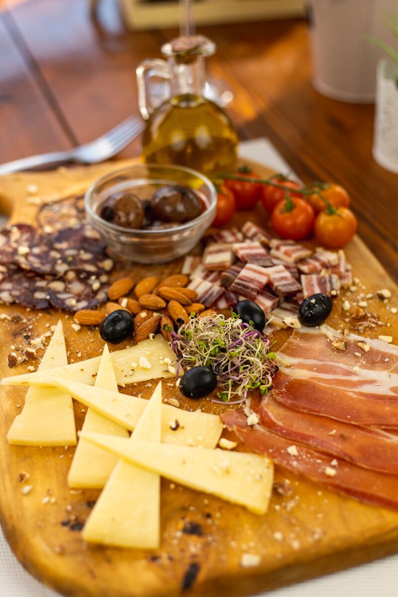 Plata hladnih domaćih delicija za 2 osobe ( Drniški pršut, domaći Paški sir, dalmatinska panceta,kobasice od divljači,)