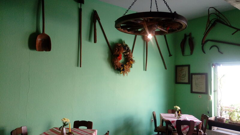 Gastraum mit alten landwirtschaftlichen Geräten