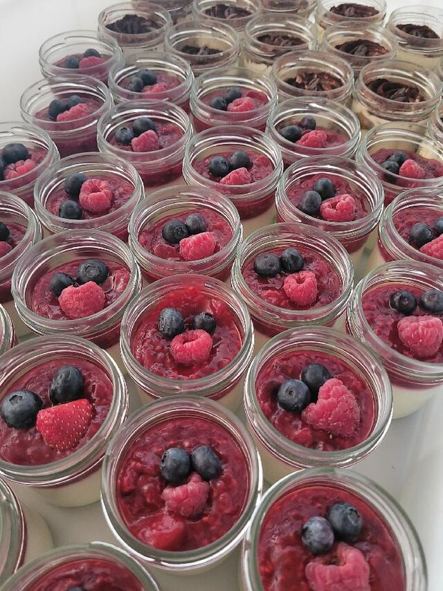Panna cotta s rozvarem z lesního ovoce