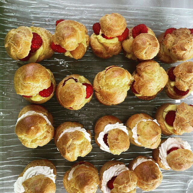 choux crème pâtissière ou chantilly et framboises
