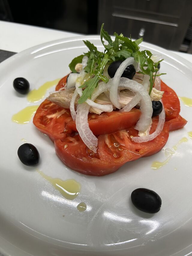Ensalada de tomate rosa y bonito